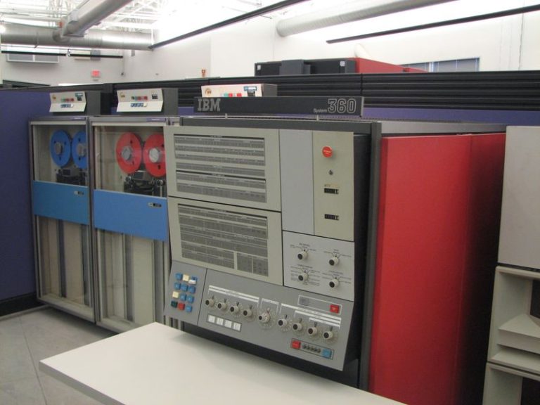 1960 年代的 IBM System/360 大型机机房,工程师在控制台前操作