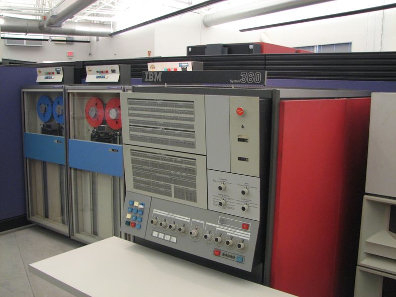 1960 年代的 IBM System/360 大型机机房,工程师在控制台前操作