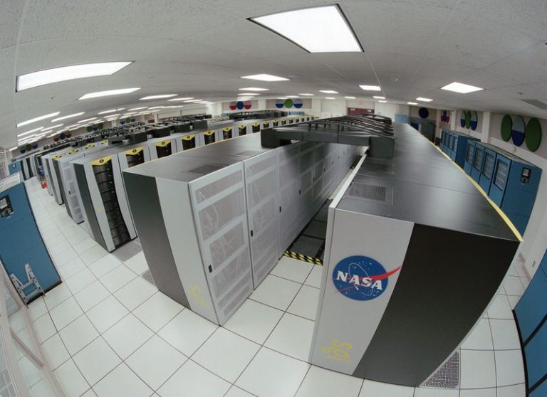 NASA 高级超算设施里整齐排列的超级计算机机柜